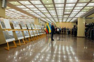 У Сеймі Литви відкрили фотовиставку до третіх роковин повномасштабного вторгнення рф в Україну